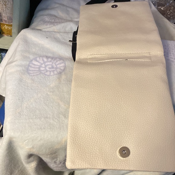 Tony and Tina crossbody pocketbook ,new w/ tag, white background w/ city scene - Picture 5 of 7